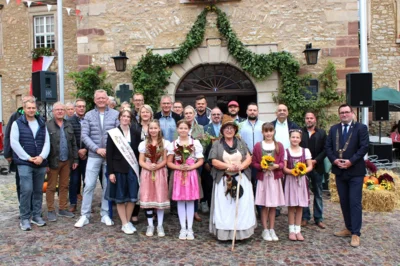 P&uuml;nktlich um 10 Uhr er&ouml;ffnete B&uuml;rgermeister Andreas Nette den 29. Querfurter Bauernmarkt  (Bild vergr&ouml;&szlig;ern)