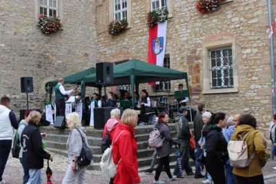 Von Anfang an dabei... das Jugendblasorchester der Burgmusikschule umrahmt den Bauernmarkt musikalisch.  (Bild vergr&ouml;&szlig;ern)