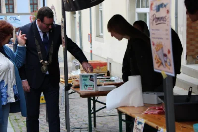 Die Abiturienten des Burgstadtgymnasiums Querfurt bringen sich seit langer Zeit zum Bauernmarkt ein und erhalten selbstverst&auml;ndlich von den Ehreng&auml;sten eine Spende f&uuml;r den Abiball.  (Bild vergr&ouml;&szlig;ern)