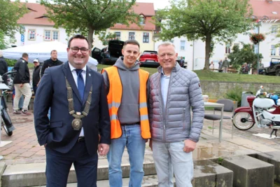 Der MIDEWA-Gesch&auml;ftsf&uuml;hrer Steffen H&ouml;ntsch (re.) konnte sich gleich vor Ort gemeinsam mit B&uuml;rgermeister Andreas Nette und dem verantwortlichen Mitarbeiter der Stadt Querfurt, Marvin Walter (Mitte), von den Kunstwerken der jungen Bauernmarktbesucher &uuml;berzeugen.  (Bild vergr&ouml;&szlig;ern)