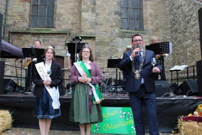 B&uuml;rgermeister Andreas Nette er&ouml;ffnete das Weindorf gemeinsam mit der Steigraer Weinprinzessin Sina (li.) und der Saale-Elbe-Hopfenk&ouml;nigin Katharina.  (Bild vergr&ouml;&szlig;ern)