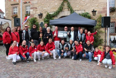 Das Losgeld wurde an den Fanfarenzug Querfurt e.V. &uuml;bergeben, der in diesem Jahr sein 30-j&auml;hriges Bestehen feiert und das Geld in neue Instrumente investieren will.  (Bild vergr&ouml;&szlig;ern)