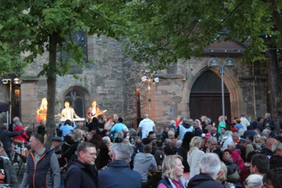 Seit vielen Jahren findet zum Bauernmarkt am Nachmittag und Abend das Weindorf auf dem Kirchplan statt.  (Bild vergr&ouml;&szlig;ern)