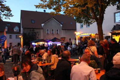 Bei einem guten Gl&auml;&szlig;chen Wein, feinen Leckereien und toller Musik feierten die G&auml;ste bis zum sp&auml;ten Abend.  (Bild vergr&ouml;&szlig;ern)