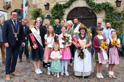 Wie in jedem Jahr unterst&uuml;tzten ihn bei der Er&ouml;ffnung die Jugendbrigade, Majest&auml;ten und in diesem Jahr auch wieder Hexe Tilly.  (Bild vergr&ouml;&szlig;ern)