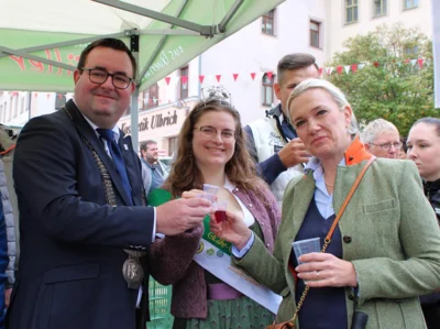 Ein Prost auf den Obsthof M&uuml;ller. B&uuml;rgermeister Andreas Nette, Elbe-Saale-Hopfenk&ouml;nigin Katharina und die Ortsb&uuml;rgermeisterin von Vitzenburg, Ute Rohlfing.  (Bild vergr&ouml;&szlig;ern)