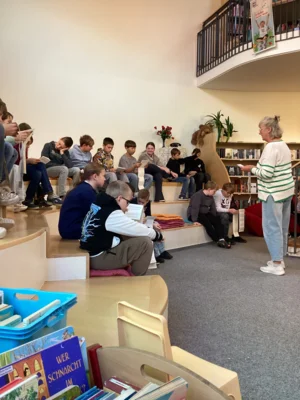 Foto des Albums: Bücherrätsel mit Schülern