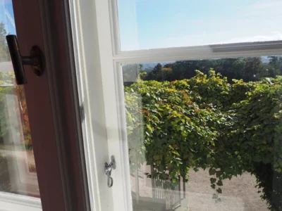 der Blick vom Saal im Ergeschoss f&auml;llt auf die Weinlaube, den Schlosspark und die absolut unverbaute Landschaft dahinter 