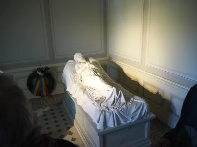Da liegt sie, K&ouml;nigin Luise als Liegendskulptur im Sterbezimmer, Gipsversion des Bildnisses von Bildhauer Christian Daniel Rauch 