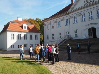 Nach 2 Stunden Fahrt erreichten wir Schloss Hohenzieritz 