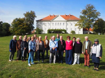 Gruppenfoto der Teilnehmer unterhalb der Gartenfassade 