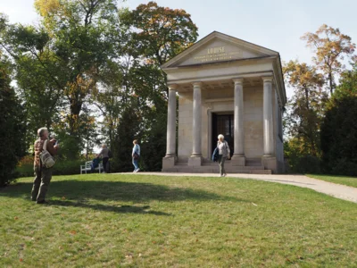 Ein kurzer Spaziergang f&uuml;hrt zu einer weiteren Luisen-Gedenkst&auml;tte: dem Luisentempel von 1892 
