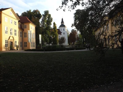 Die Johanniterkirche im Hintergrund zwischen den beiden Schlossbauten 