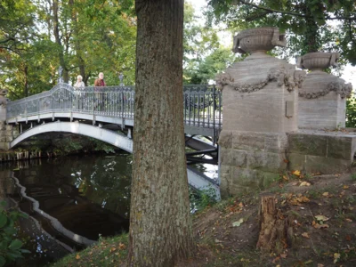 eine sch&ouml;ne Eisenbr&uuml;cke f&uuml;hrt auf die Liebesinsel 