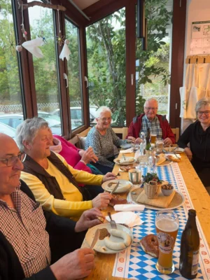 In geselliger Runde genossen die G&auml;ste das Wei&szlig;wurstfr&uuml;hst&uuml;ck.  (Bild vergr&ouml;&szlig;ern)