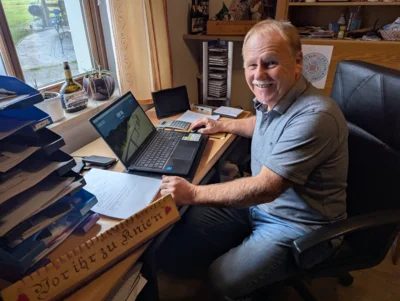 An seinem Schreibtisch &uuml;berlegt sich Hermann Fleischmann durchaus mal einige Stich-punkte oder informiert sich &uuml;ber Personen und Gegebenheiten. Doch die richtigen Gstanzl entstehen erst spontan, wenn die Atmosph&auml;re passt und er die Menschen zu Gesicht bekommt, die er dann aussingt.  (Bild vergr&ouml;&szlig;ern)
