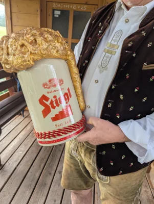 Den goldenen Ma&szlig;krug verteidigt er bald in Salzburg als letztj&auml;hriger Sieger des Stiegl-Gstanzl-Rap-Battles.  (Bild vergr&ouml;&szlig;ern)