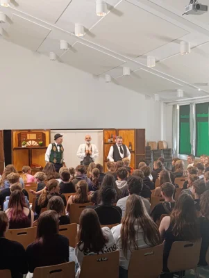 Foto des Albums: Murder, Mystery & a little Whisky – The Play Group zu Gast an unserer Schule