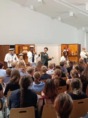 Foto des Albums: Murder, Mystery & a little Whisky – The Play Group zu Gast an unserer Schule