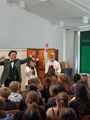 Foto des Albums: Murder, Mystery & a little Whisky – The Play Group zu Gast an unserer Schule