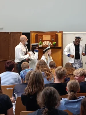 Foto des Albums: Murder, Mystery & a little Whisky – The Play Group zu Gast an unserer Schule