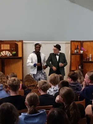 Foto des Albums: Murder, Mystery & a little Whisky – The Play Group zu Gast an unserer Schule