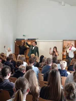 Foto des Albums: Murder, Mystery & a little Whisky – The Play Group zu Gast an unserer Schule