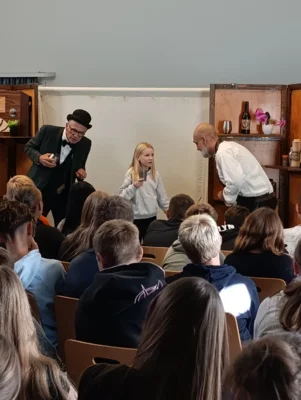Foto des Albums: Murder, Mystery & a little Whisky – The Play Group zu Gast an unserer Schule