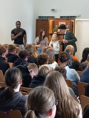 Foto des Albums: Murder, Mystery & a little Whisky – The Play Group zu Gast an unserer Schule