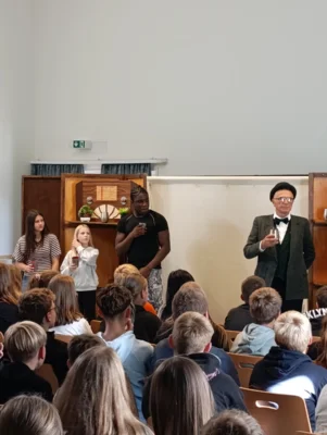 Foto des Albums: Murder, Mystery & a little Whisky – The Play Group zu Gast an unserer Schule