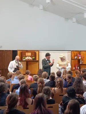 Foto des Albums: Murder, Mystery & a little Whisky – The Play Group zu Gast an unserer Schule