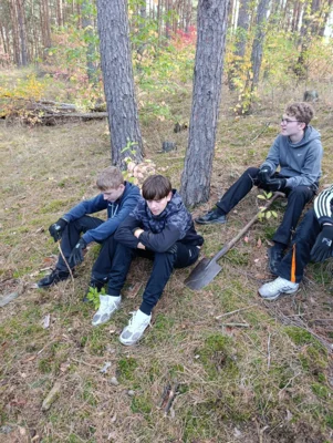 Foto des Albums: Auf die Plätze, fertig, los – die 8b packt im Wald mit an!