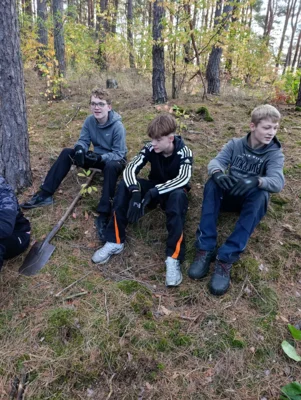 Foto des Albums: Auf die Plätze, fertig, los – die 8b packt im Wald mit an!