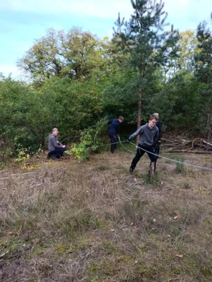 Foto des Albums: Auf die Plätze, fertig, los – die 8b packt im Wald mit an!