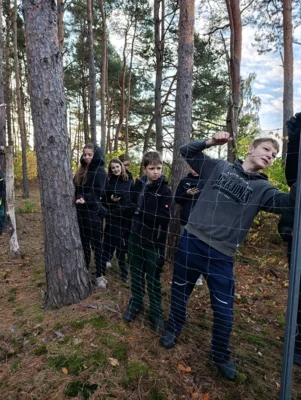 Foto des Albums: Auf die Plätze, fertig, los – die 8b packt im Wald mit an!