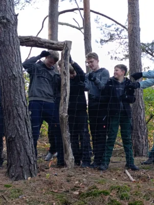 Foto des Albums: Auf die Plätze, fertig, los – die 8b packt im Wald mit an!