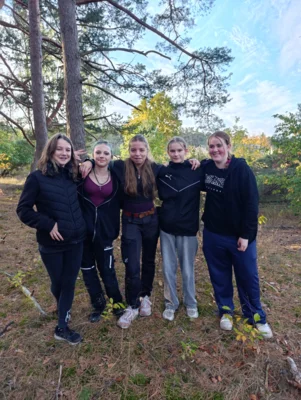 Foto des Albums: Auf die Plätze, fertig, los – die 8b packt im Wald mit an!