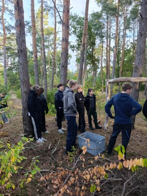 Foto des Albums: Auf die Plätze, fertig, los – die 8b packt im Wald mit an!