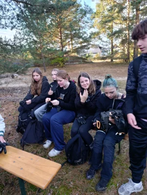 Foto des Albums: Auf die Plätze, fertig, los – die 8b packt im Wald mit an!