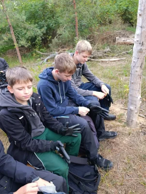 Foto des Albums: Auf die Plätze, fertig, los – die 8b packt im Wald mit an!