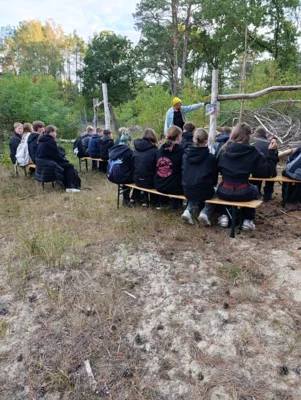 Foto des Albums: Auf die Plätze, fertig, los – die 8b packt im Wald mit an!