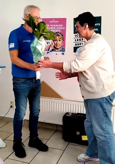 Bild: Michaela Korte dankt dem Referenten Jens Sender und überreicht ihm eine Topfpflanze