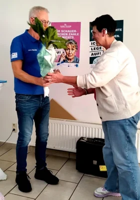 Michaela Korte dankt dem Referenten Jens Sender und &uuml;berreicht ihm eine Topfpflanze  (Bild vergr&ouml;&szlig;ern)