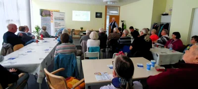 Dr. Schult und Teilnehmende (BIldausschnitt) am Vortrag zum Thema HERZGESUNDHEIT_10.10.2026_Waldhaus Ludwigsfelde 