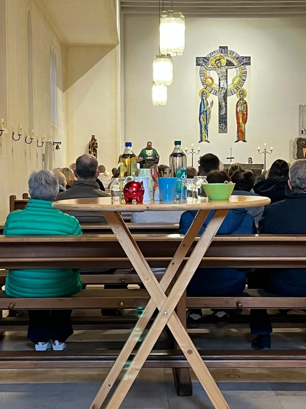 Bild: Blick aus der Vorbereitung fürs Café aufs Hochamt