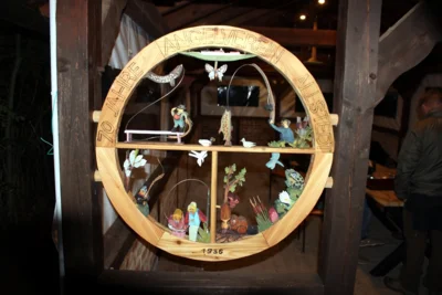 Vereinsmitglied Ernst Schmidt schuf dieses Kunstwerk aus Holz zur Versch&ouml;nerung des Vereinspavillons 