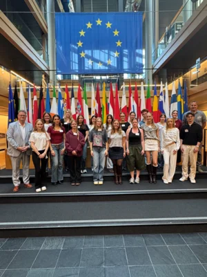 Gruppenfoto mit Ralf Seekatz im EU-Parlament  (Bild vergr&ouml;&szlig;ern)