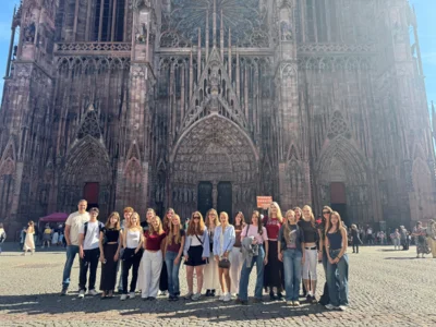 Gruppenfoto vor dem Stra&szlig;burger M&uuml;nster  (Bild vergr&ouml;&szlig;ern)