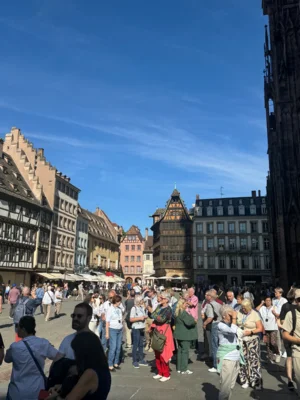 Der M&uuml;nsterplatz im Herzen von Stra&szlig;burg  (Bild vergr&ouml;&szlig;ern)