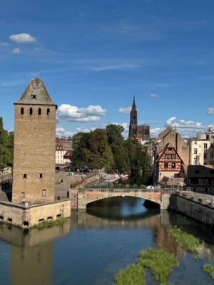 Das Vauban-Wehr mit dem M&uuml;nster im Hintergrund  (Bild vergr&ouml;&szlig;ern)
